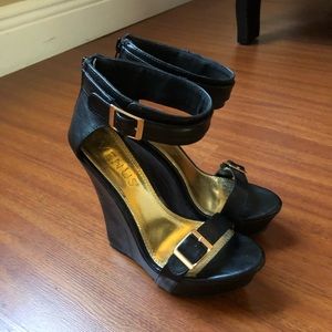 Platform wedges - Black and Gold